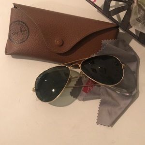 Gold and dark lens ray bans